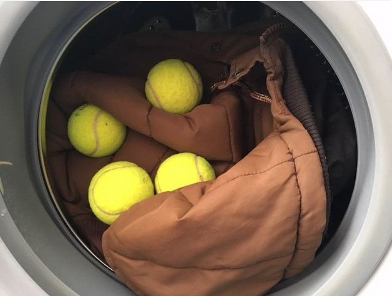 Как стирать куртку в стиральной машине. Теннисные мячики для стирки пуховиков. Теннисные мячики в стиральной машинке. Стирать куртку с теннисными мячиками. Стирать пуховик в стиральной машине с теннисными мячиками.